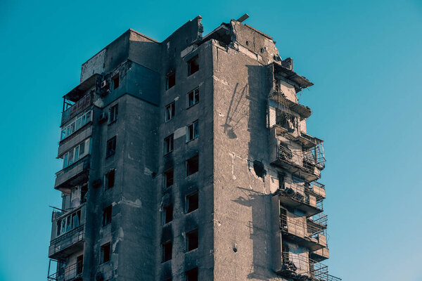 разрушенные и сожженные дома в городе во время войны на Украине