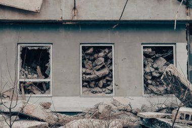 Ukrayna 'daki savaş sırasında şehirdeki evleri yakıp yıktılar.