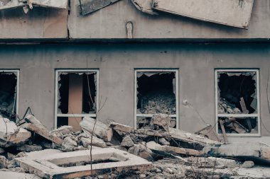 Ukrayna 'daki savaş sırasında şehirdeki evleri yakıp yıktılar.