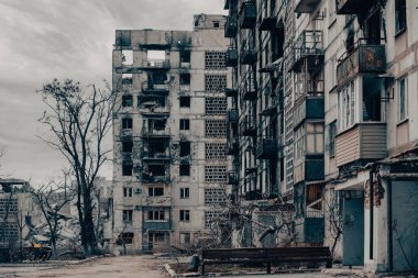 Ukrayna 'daki savaş sırasında şehirdeki evleri yakıp yıktılar.