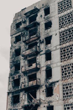 Ukrayna 'daki savaş sırasında şehirdeki evleri yakıp yıktılar.