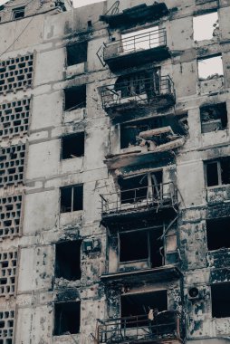 Ukrayna 'daki savaş sırasında şehirdeki evleri yakıp yıktılar.
