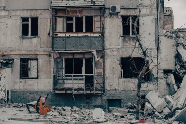 Ukrayna 'daki savaş sırasında şehirdeki evleri yakıp yıktılar.