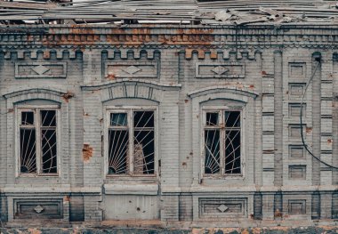 Ukrayna 'daki savaş sırasında şehirdeki evleri yakıp yıktılar.