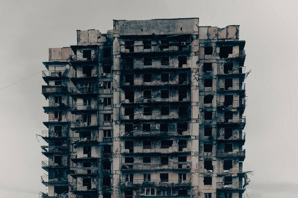 разрушенные и сожженные дома в городе во время войны на Украине