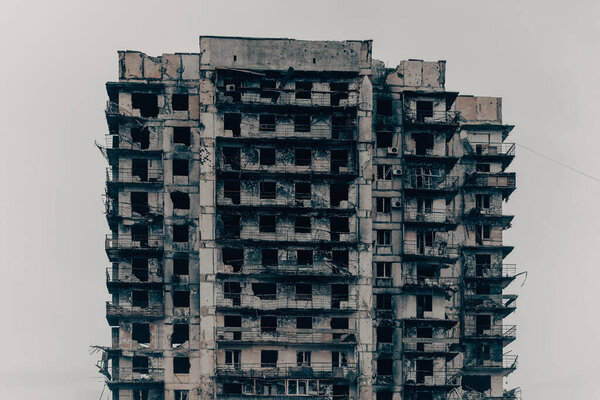 разрушенные и сожженные дома в городе во время войны на Украине