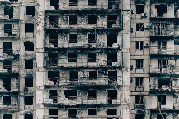 разрушенные и сожженные дома в городе во время войны на Украине