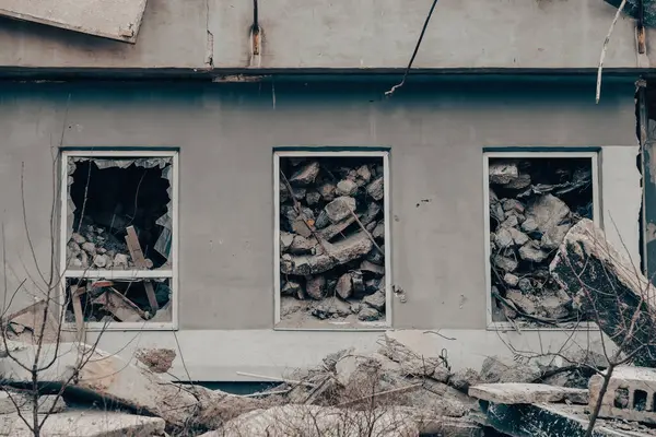 Ukrayna 'daki savaş sırasında şehirdeki evleri yakıp yıktılar.