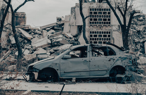 поврежденные и разграбленные автомобили в городе на Украине во время войны с Россией