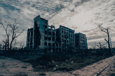 Ukrayna 'daki savaş sırasında şehirdeki evleri yakıp yıktılar.