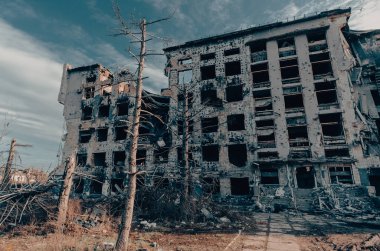 Ukrayna 'daki savaş sırasında şehirdeki evleri yakıp yıktılar.