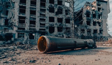 Rusya ile Ukrayna 'da yaşanan yıkık dökük bir ev savaşının arka planına karşı el bombası atar.