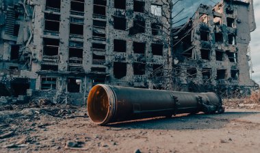 Rusya ile Ukrayna 'da yaşanan yıkık dökük bir ev savaşının arka planına karşı el bombası atar.