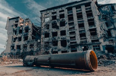 Rusya ile Ukrayna 'da yaşanan yıkık dökük bir ev savaşının arka planına karşı el bombası atar.