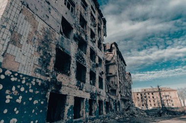 Ukrayna 'daki savaş sırasında şehirdeki evleri yakıp yıktılar.