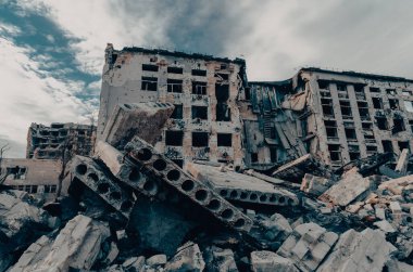 Ukrayna 'daki savaş sırasında şehirdeki evleri yakıp yıktılar.