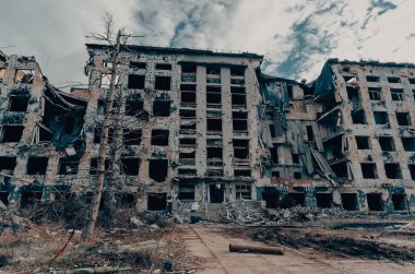 Ukrayna 'daki savaş sırasında şehirdeki evleri yakıp yıktılar.