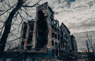 Ukrayna 'daki savaş sırasında şehirdeki evleri yakıp yıktılar.