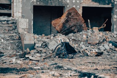 Ukrayna 'daki savaş sırasında şehirdeki evleri yakıp yıktılar.