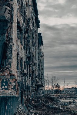 Ukrayna 'daki savaş sırasında şehirdeki evleri yakıp yıktılar.