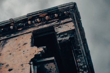 Ukrayna 'daki savaş sırasında şehirdeki evleri yakıp yıktılar.