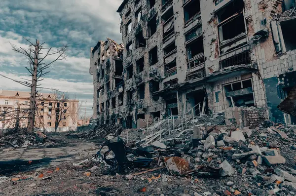 Ukrayna 'daki savaş sırasında şehirdeki evleri yakıp yıktılar.