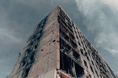 Ukrayna 'daki savaş sırasında şehirdeki evleri yakıp yıktılar.