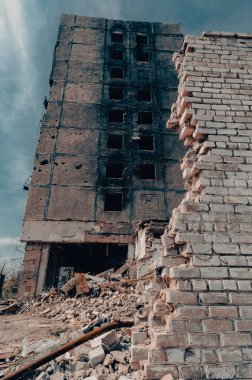 Ukrayna 'daki savaş sırasında şehirdeki evleri yakıp yıktılar.