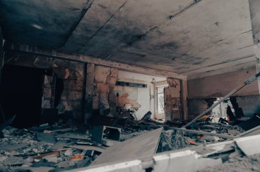 Ukrayna 'daki savaş sırasında şehirdeki okulları yakıp yıktı.