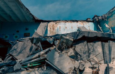 Ukrayna 'daki savaş sırasında şehirdeki okulları yakıp yıktı.