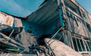 Ukrayna 'daki savaş sırasında şehirdeki okulları yakıp yıktı.