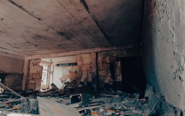 Ukrayna 'daki savaş sırasında şehirdeki okulları yakıp yıktı.