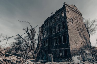 Ukrayna 'daki savaş sırasında şehirdeki evleri yakıp yıktılar.