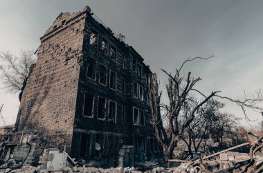 Ukrayna 'daki savaş sırasında şehirdeki evleri yakıp yıktılar.