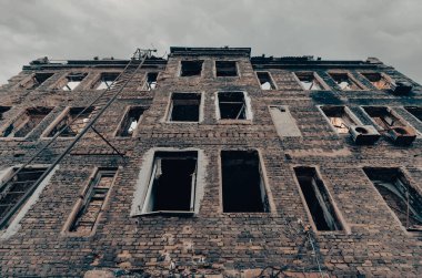 Ukrayna 'daki savaş sırasında şehirdeki evleri yakıp yıktılar.