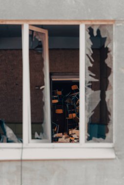 Ukrayna 'daki savaş sırasında şehirdeki okulları yakıp yıktı.