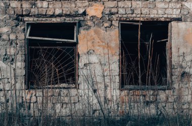 Ukrayna 'daki hasarlı bir ev savaşının boş pencereleri