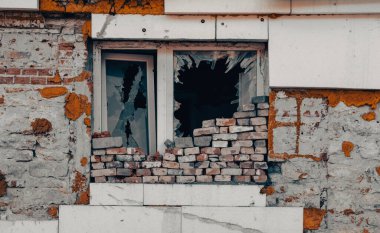 Ukrayna 'daki hasarlı bir ev savaşının boş pencereleri