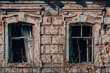 Ukrayna 'daki hasarlı bir ev savaşının boş pencereleri