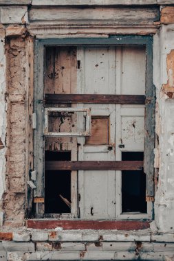 Ukrayna 'daki hasarlı bir ev savaşının boş pencereleri