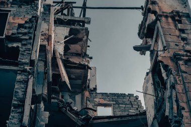 Ukrayna 'daki savaş sırasında şehirdeki evleri yakıp yıktılar.