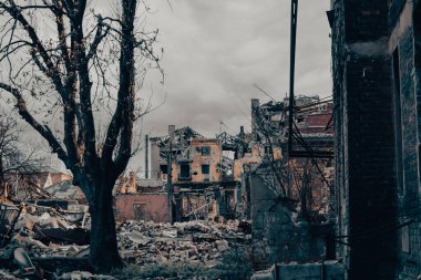 Ukrayna 'da insanların savaşmadığı hasarlı şehrin caddesi