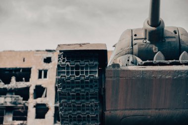 Rusya ile Ukrayna 'daki şehir sokak savaşı hakkında askeri tank