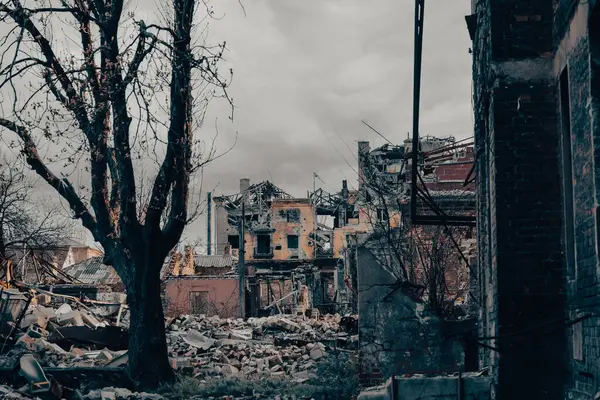 Ukrayna 'da insanların savaşmadığı hasarlı şehrin caddesi