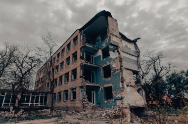 Ukrayna 'da okul inşa savaşını yok etti