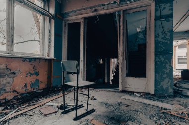 Ukrayna 'da harap olmuş bir okulda.