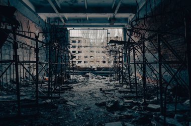 Ukrayna 'da harap olmuş bir okulda.