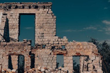 Rusya ile Ukrayna 'da savaşan insanlar olmadan terk edilmiş bir şehirde evleri yıktılar.