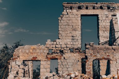 Rusya ile Ukrayna 'da savaşan insanlar olmadan terk edilmiş bir şehirde evleri yıktılar.