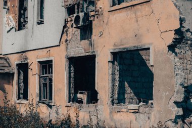 Rusya ile Ukrayna 'da savaşan insanlar olmadan terk edilmiş bir şehirde evleri yıktılar.